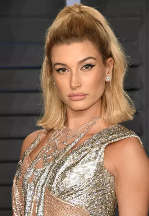Get the look Hailey Baldwin - machiaj cu influențe retro