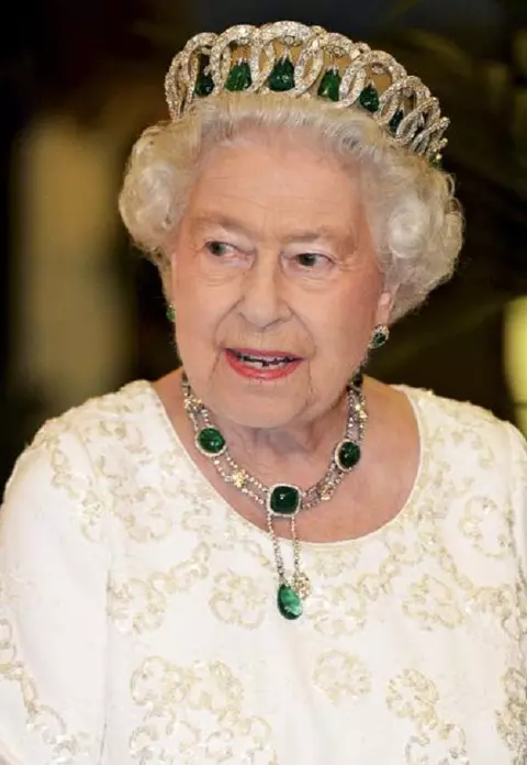Ținuta Reginei Elisabeta a-II-a la nunta Prințului Harry cu Meghan Markle. Soțul său a însoțit-o