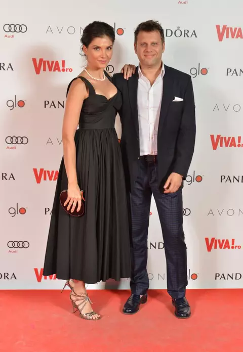 Alina Puşcaş, pentru prima dată la VIVA! Party. A purtat o rochie deosebită, dar şi-a închiriat bijuteriile
