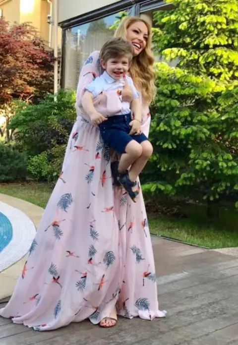 Valentina Pelinel, mamă full-time. Milan este plin de energie: ”E bebeluș poznaș”