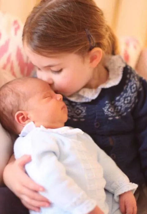 La botezul fratelui ei, Prințesa Charlotte a „băgat spaima” în paparazzi! Micuța a fost foarte fermă cu ei