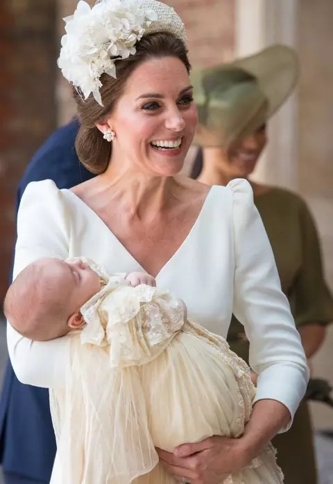 Prinţul Louis a fost botezat. Kate Middleton şi Meghan Markle s-au întrecut în ţinute