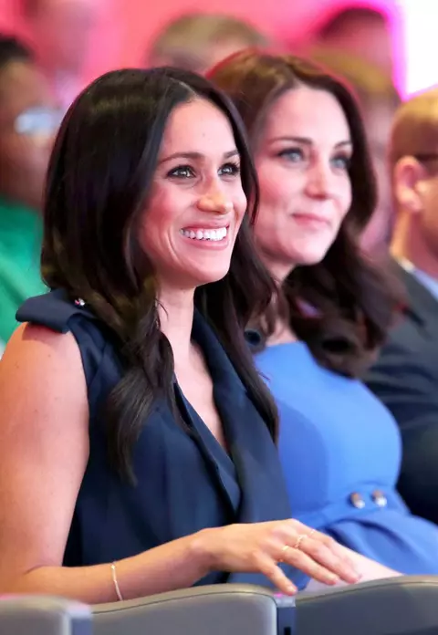 Rivalitatea dintre Meghan Markle și Kate Middleton se adâncește. Regina nu-și ascunde preferința pentru Ducesa de Sussex