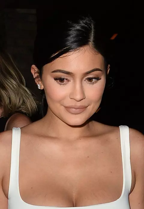 Kylie Jenner e pe cale să devină cea mai tânără miliardară din istorie. L-a întrecut pe Mark Zuckerberg, mogulul Facebook!