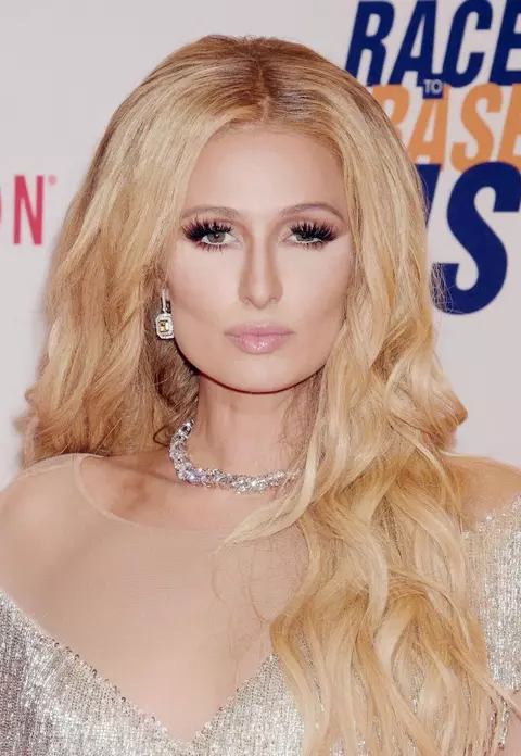 EXCLUSIV. Paris Hilton a venit în România cu bijuterii de 700.000 de dolari și cu 200 kg de bagaje