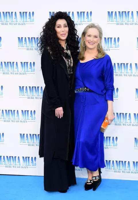 Cher și Meryl Streep s-au sărutat pe covorul roșu la premiera Mamma Mia! 2. Gestul, care pecetluiește o prietenie de mulți ani, a devenit viral