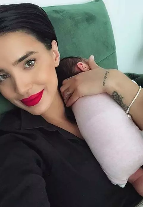 Ce face Adelina Pestrițu cât timp fetița ei doarme. Vedeta simte deja oboseala: ”Aș avea nevoie de o vacanță”