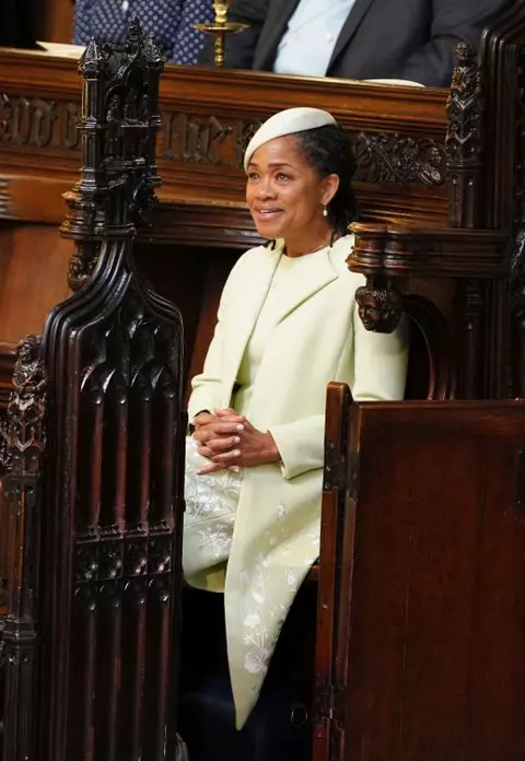 Doria Ragland se mută alături de fiica sa, Meghan Markle. Au început primele pregătiri