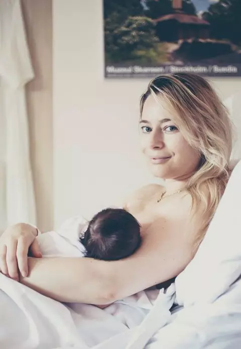 Laura Cosoi s-a fotografiat alăptându-şi fetiţa. Cum au reacţionat fanii vedetei