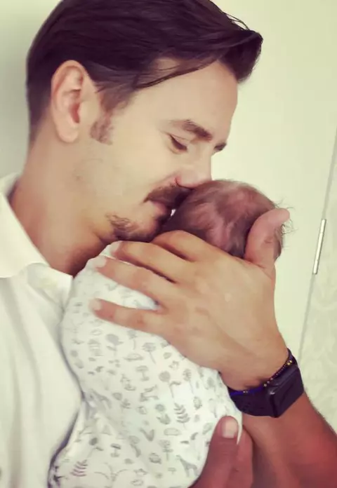 Mihai Petre a devenit tată pentru a doua oară. Poză inedită cu fetiţa