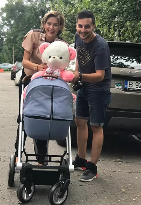 Roxana Ciuhulescu şi-a pozat copiii împreună! Bebeluşul e bucuros în braţele surorii lui