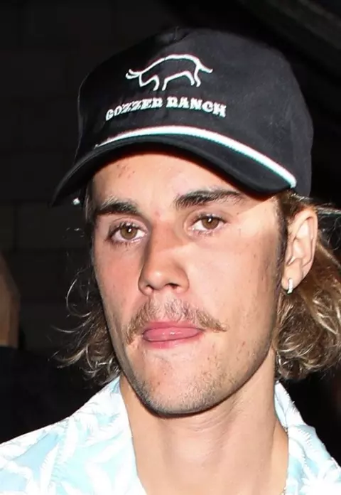 Justin Bieber a adoptat stilul vestimentar al anilor ‘70. Artistul e de nerecunoscut!