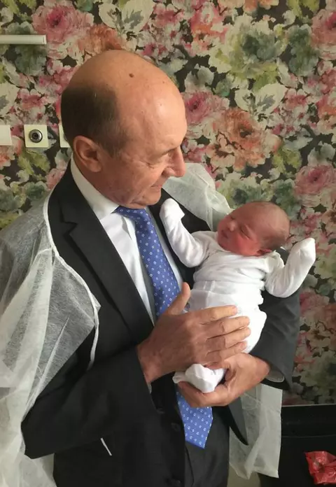 Fiica cea mică a Elenei Băsescu îşi moşteneşte bunicul. Anastasia, surprinsă în birou alături de Traian Băsescu