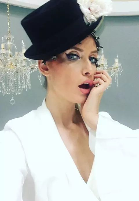 Iulia Albu, la Milan Fashion Week. Participanţii au fost uimiţi de machiajul strident şi vestimentaţia inedită