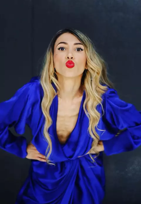 Silvia Popescu, de la "Bravo, ai stil", şi-a expus noul bust, la plajă. Operaţia a fost un succes