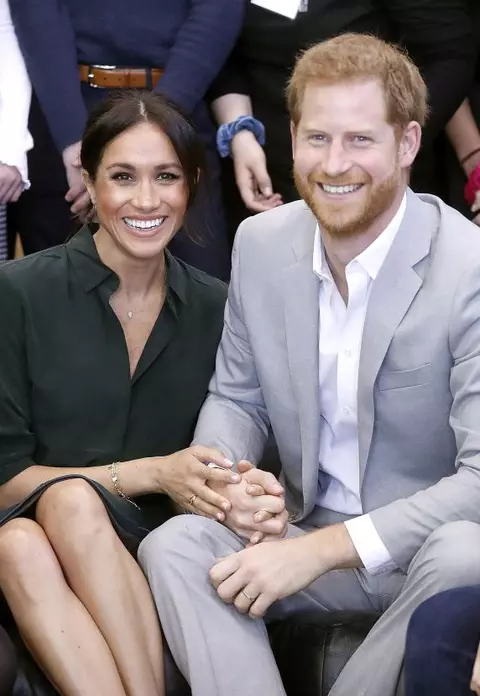 Prinţul Harry a încălcat protocolul şi a sărutat mâna unei fane. Gestul a fost surprins în câteva imagini