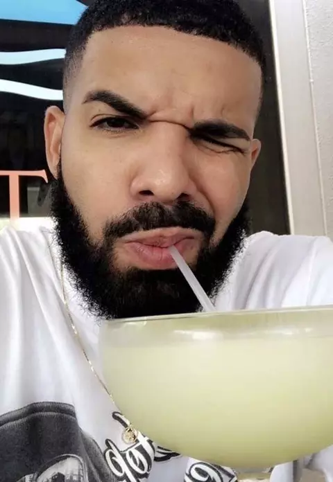 Rapperul Drake se dă mare cu ceasul lui erotic, în valoare de... 750.000 de dolari