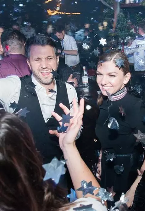 Petrecere organizată în cinstea Simonei Halep, într-un club din Capitală. Sportiva a avut o apariție răvășitoare