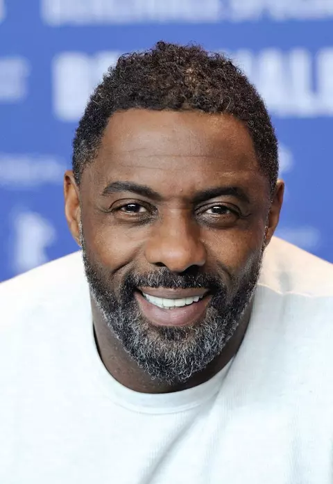 Idris Elba a fost ales de revista People cel mai sexy bărbat în viață