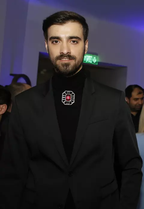 Liviu Teodorescu revoluționează moda în rândul artiștilor din România. Și-a accesorizat o ținută cu o broșă vintage