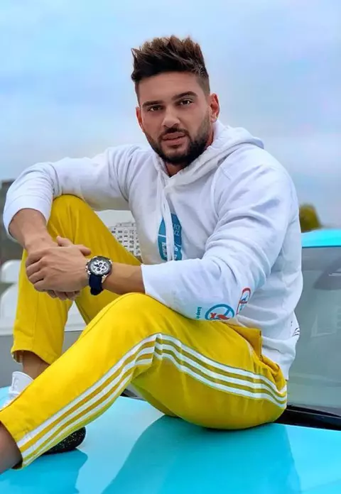 Dorian Popa, transformare radicală de look. Cântăreţul s-a vopsit blond la îndemnul fanilor
