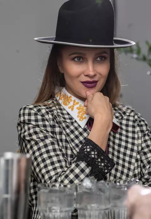 Ce s-a întâmplat cu Lora? Cândva orice apariție a sa era una sexy, acum e una...”masculină”