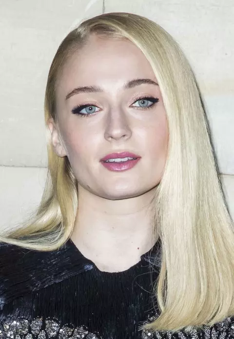 Scandal pe Twitter! Actrița Sophie Turner apără persoanele cu boli psihice