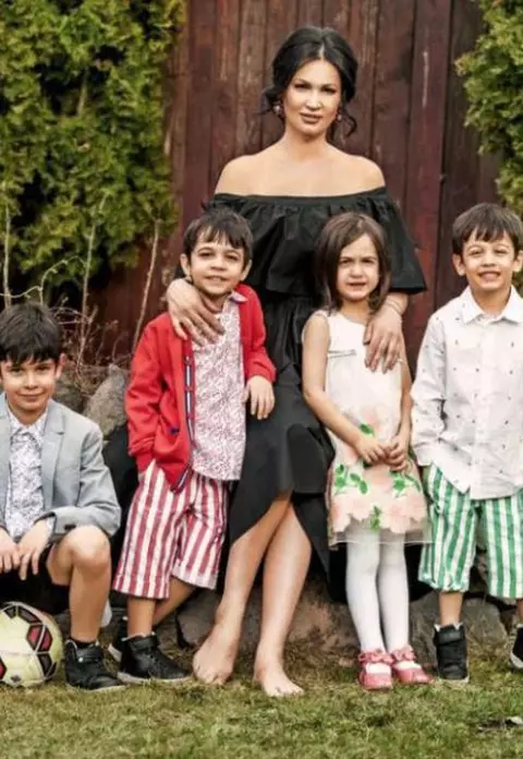 Cum arăta Nicoleta Luciu înainte de operaţiile estetice. La 19 ani, vedeta a fost Miss România