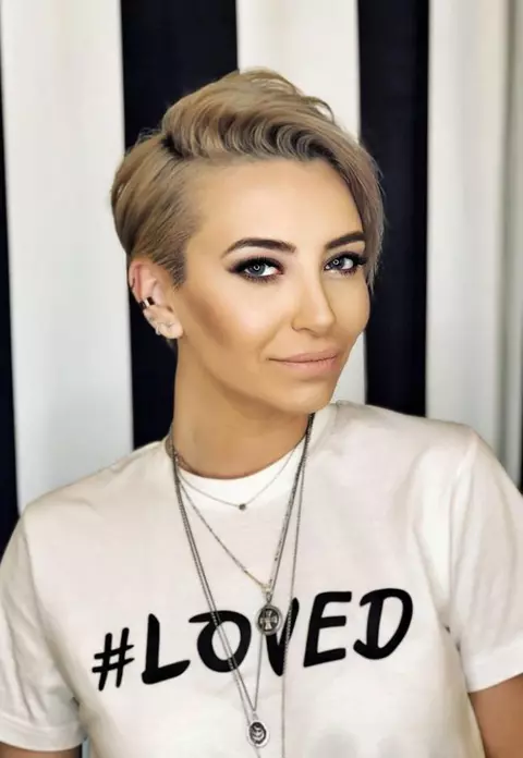 Giulia, schimbare radicală de look. Artista și-a vopsit părul roz