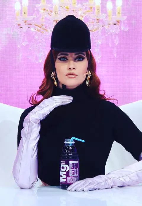 Mikaela îi calcă pe urme Iuliei Albu! Fiica vedetei, la 10 ani, pozează precum un model profesionist