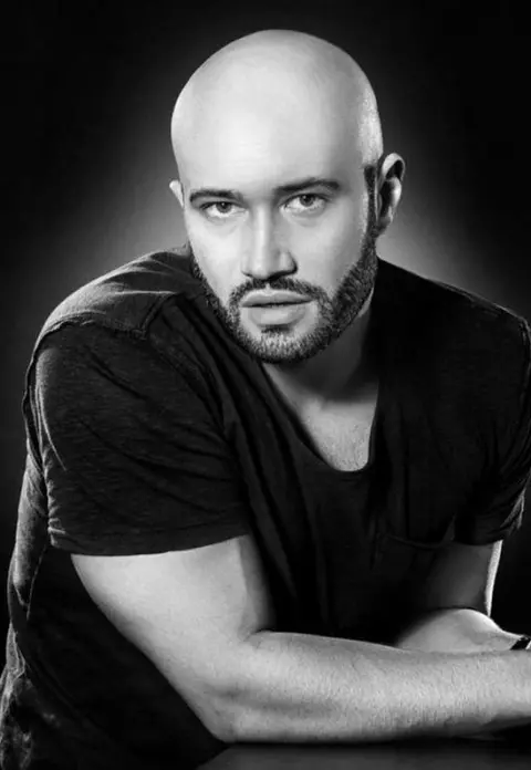 Mihai Bendeac s-a îndrăgostit de Barbara Isasi, solista Mandinga. Motivul pentru care actorul nu a abordat-o încă