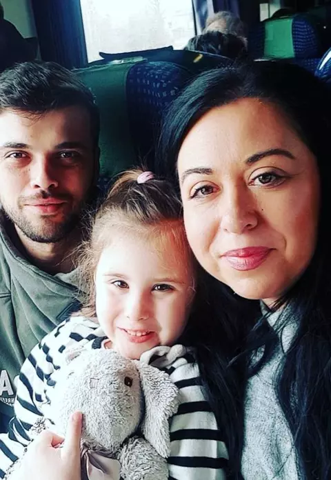 Oana Roman a ajuns cu fetița la spital. Vedeta este îngrijorată pentru Isabela: ”Sperăm că totul o să fie bine”