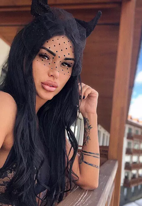 Daniela Crudu are probleme grave de sănătate. Bruneta merge în club cu pastilele la ea