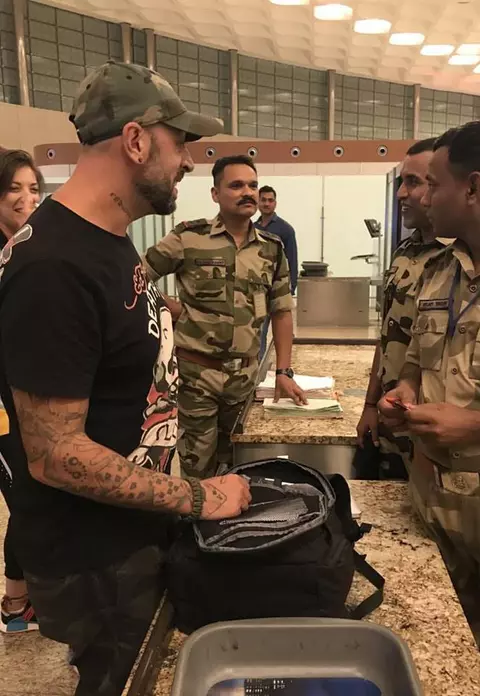 CRBL a fost oprit de poliția indiană pe aeroport, după ASIA EXPRESS. Motivul este amuzant, iar OASE pune paie pe foc
