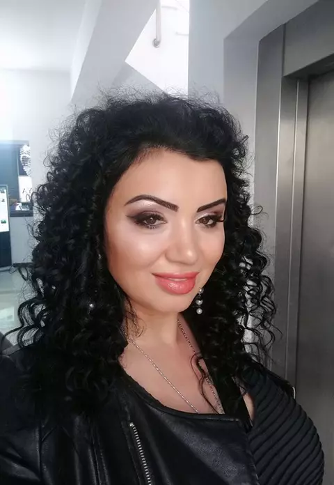 Adriana Bahmuțeanu se operează la nas. Este una dintre vedetele cu cele mai multe intervenții estetice din showbiz