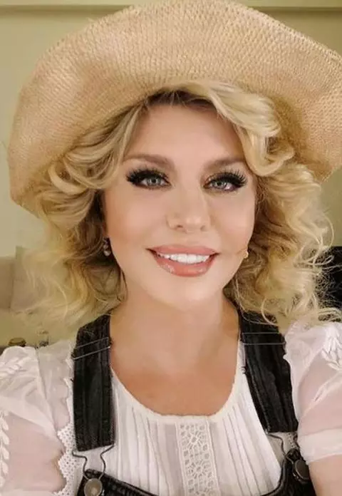 Loredana Groza, despre frumuseţe în VIVA! de aprilie: „Răutățile te îmbătrânesc! Nu poți să ai grijă doar de ridurile de pe față și să ai riduri în suflet!”