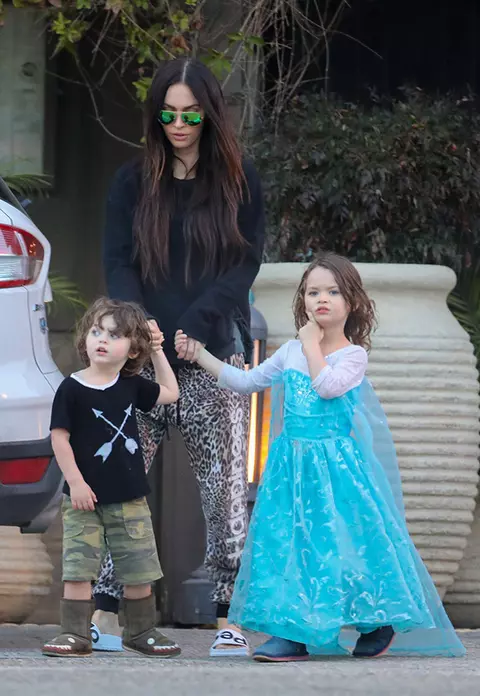 Băiatul lui Megan Fox poartă doar rochii de prinţesă. Şi copiii Angelinei Jolie şi ai lui Charlize Theron stârnesc controverse vestimentare!