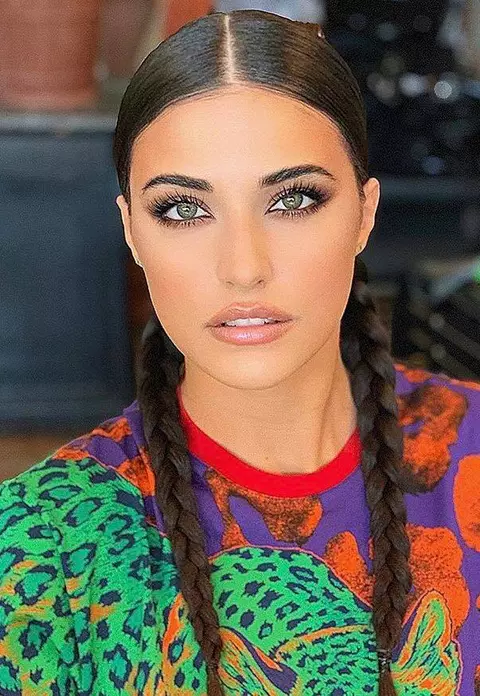 Antonia, apariție inedită în noul videoclip. Cântăreața poartă haine largi și mustață