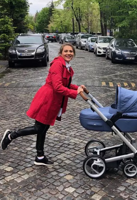 Mirela Vaida a ieșit la plimbare, în formulă completă. Cum se descurcă vedeta cu trei copii