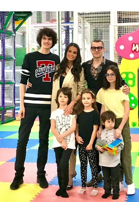 Anca Serea și familia, prima fotografie în formulă completă. Fiul cel mare este cu un cap mai înalt decât ea