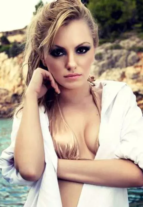 Alexandra Stan, implicată într-un accident, iar o persoană a fost rănită! Polițiștii i-au deschis artistei dosar penal