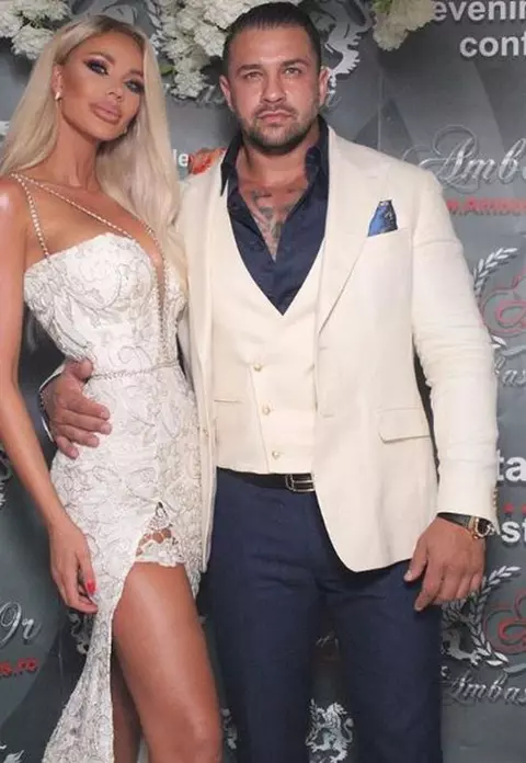 Bianca Drăgușanu și Alex Bodi, în ipostaze incendiare la plajă. Nu au mai ținut cont că sunt oameni în jur