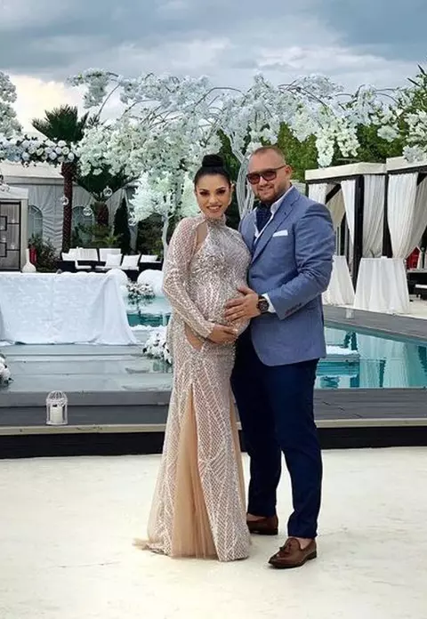 Karmen s-a căsătorit civil în mare secret. Ce rochie spectaculoasă a purtat viitoarea mămică: ”Am plâns de fericire”