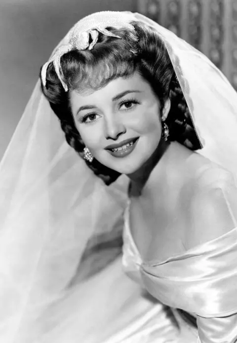 La 103 ani, Olivia de Havilland, unica supraviețuitoare din "Pe aripile vântului", merge cu bicicleta!