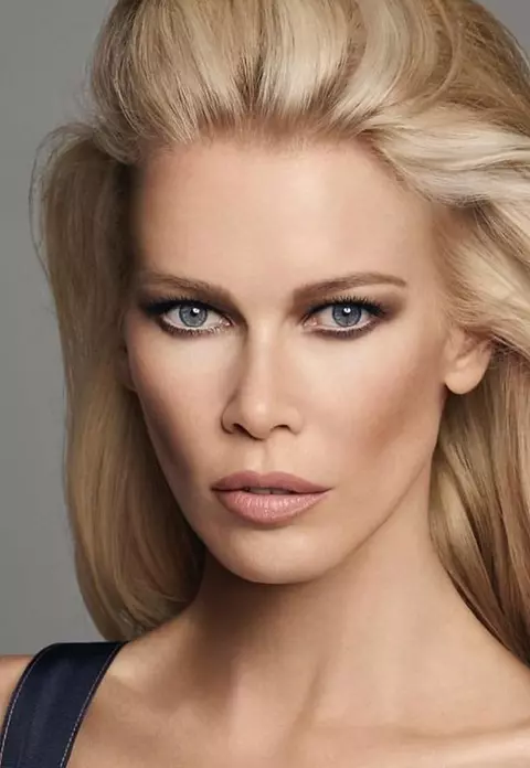 Claudia Schiffer, complet goală pe coperta Vogue la 48 de ani!