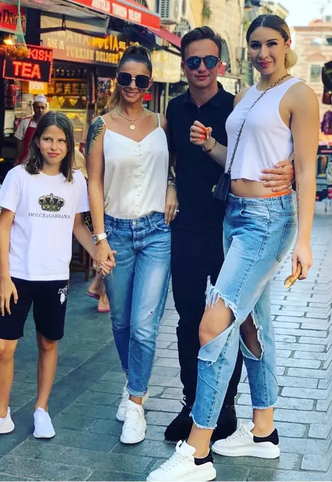 Anamaria Prodan și Sarah fac furori în Turcia, în bikini minusculi. Fetele par, mai degrabă surori, decât mamă și fiică!