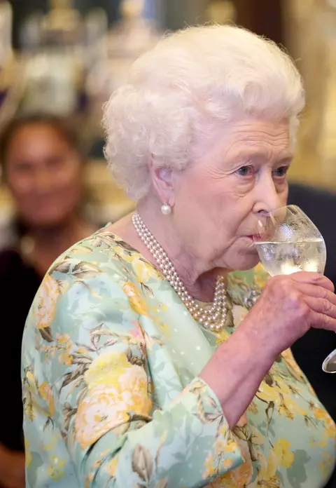 Motivul incredibil pentru care Regina Elisabeta a II-a a fost nevoită să închidă barul de la Buckingham. Ce prejudicii i-au adus angajații