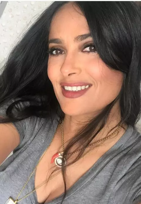 Salma Hayek a împlinit ieri 53 de ani. A postat o fotografie în costum de baie, iar reacțiile au apărut imediat!
