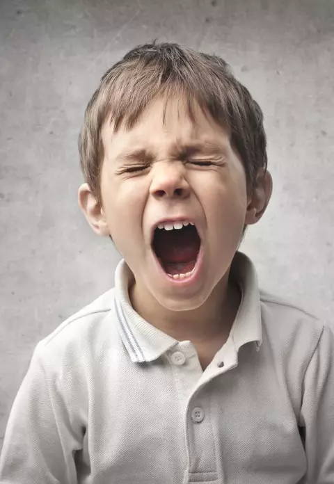 Ce mesaje (nu) transmite copilul tău atunci când are o criză de tantrum