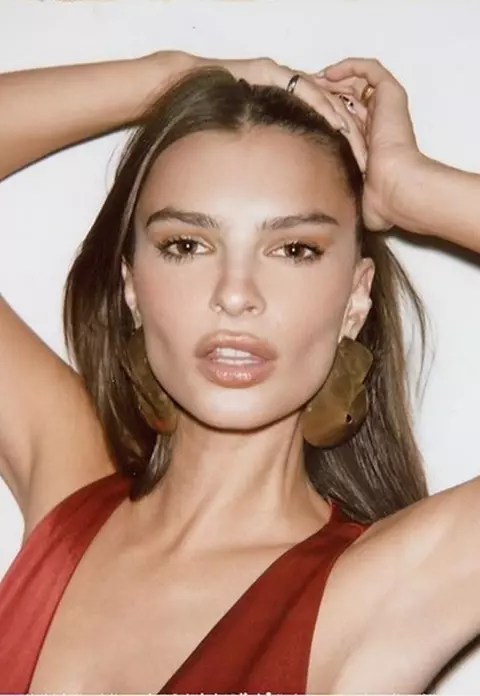 Ce se întâmplă dacă furi poze de pe Internet. Emily Ratajkowski, 150.000$ daune pentru o postare pe Instagram!